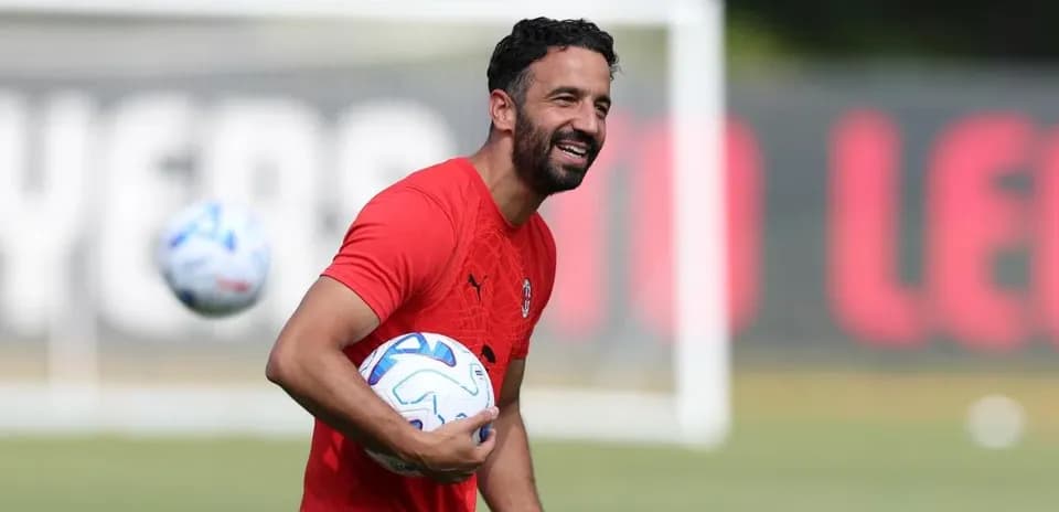 Jugador sosteniendo balones durante entrenamiento