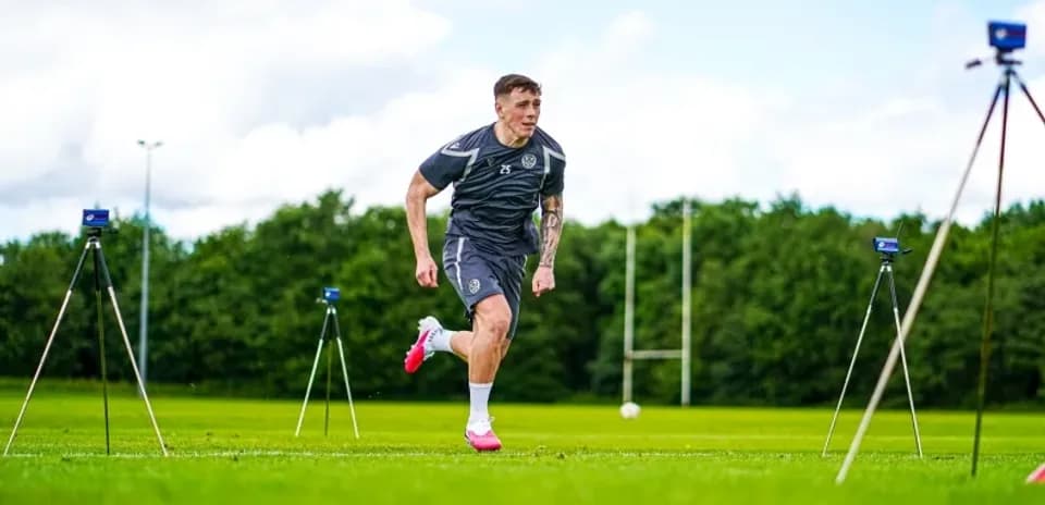 Jugador corriendo en campo de entrenamiento
