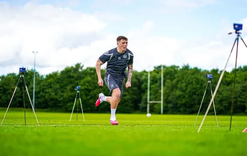 Jugador corriendo en campo de entrenamiento