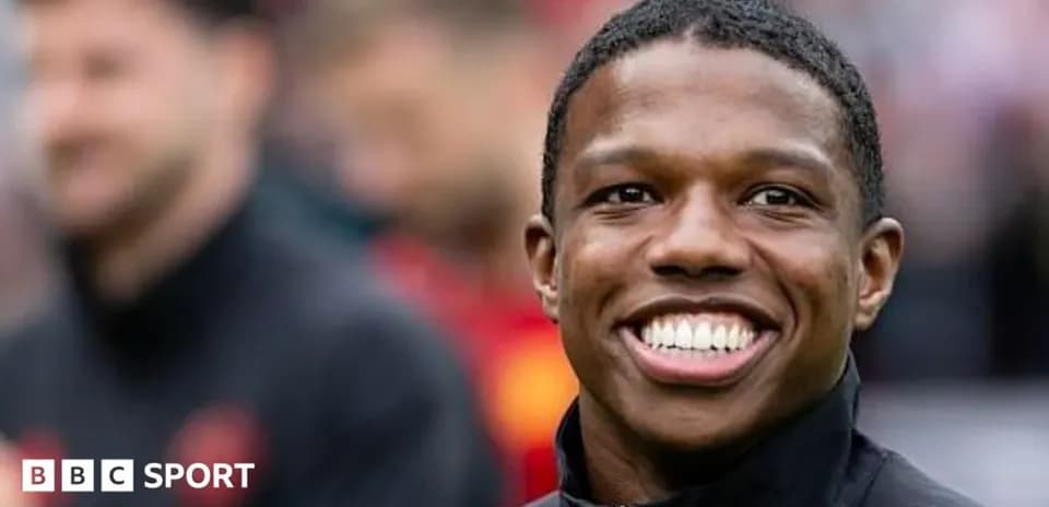 Jugador sonriendo en el campo antes del partido