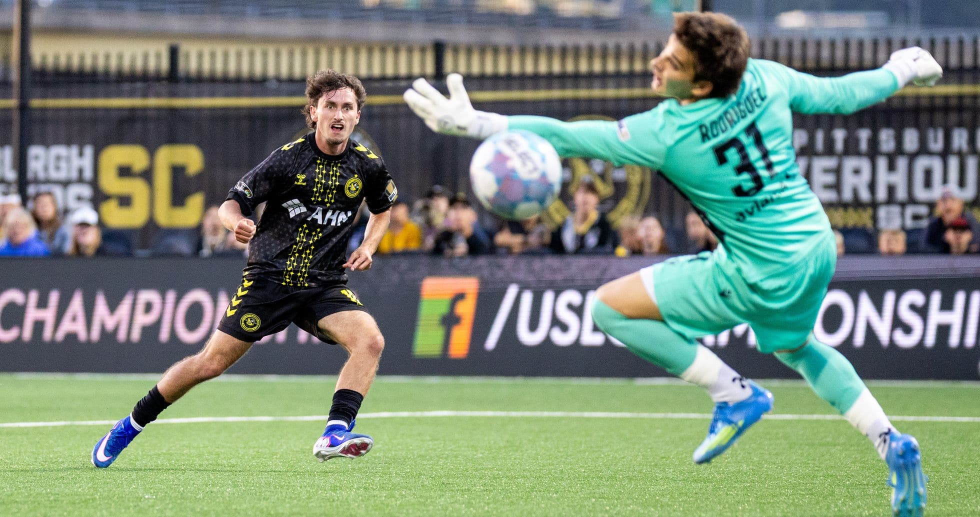 Jugador del Pittsburgh Riverhounds disparando a portería