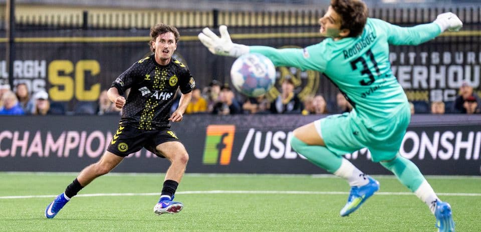 Jugador del Pittsburgh Riverhounds disparando a portería