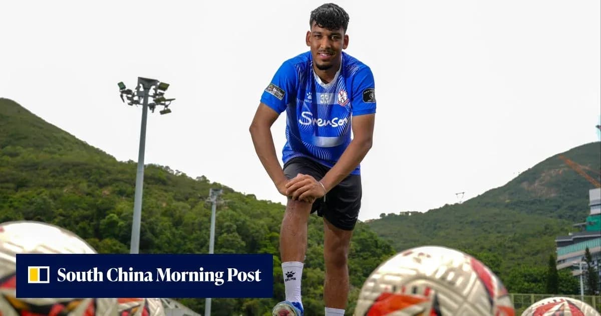 Jugador de fútbol posando en campo de entrenamiento