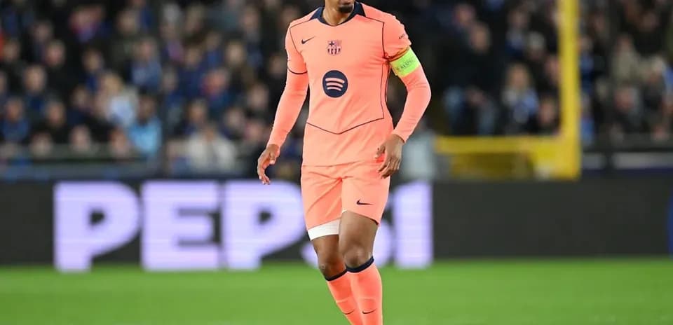 Jugador de fútbol en uniforme rosa con balón