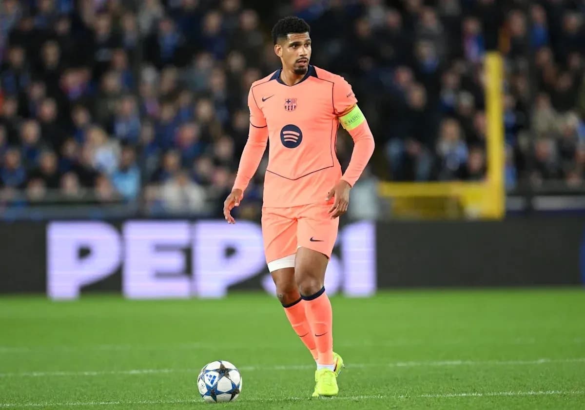 Jugador de fútbol en uniforme rosa con balón