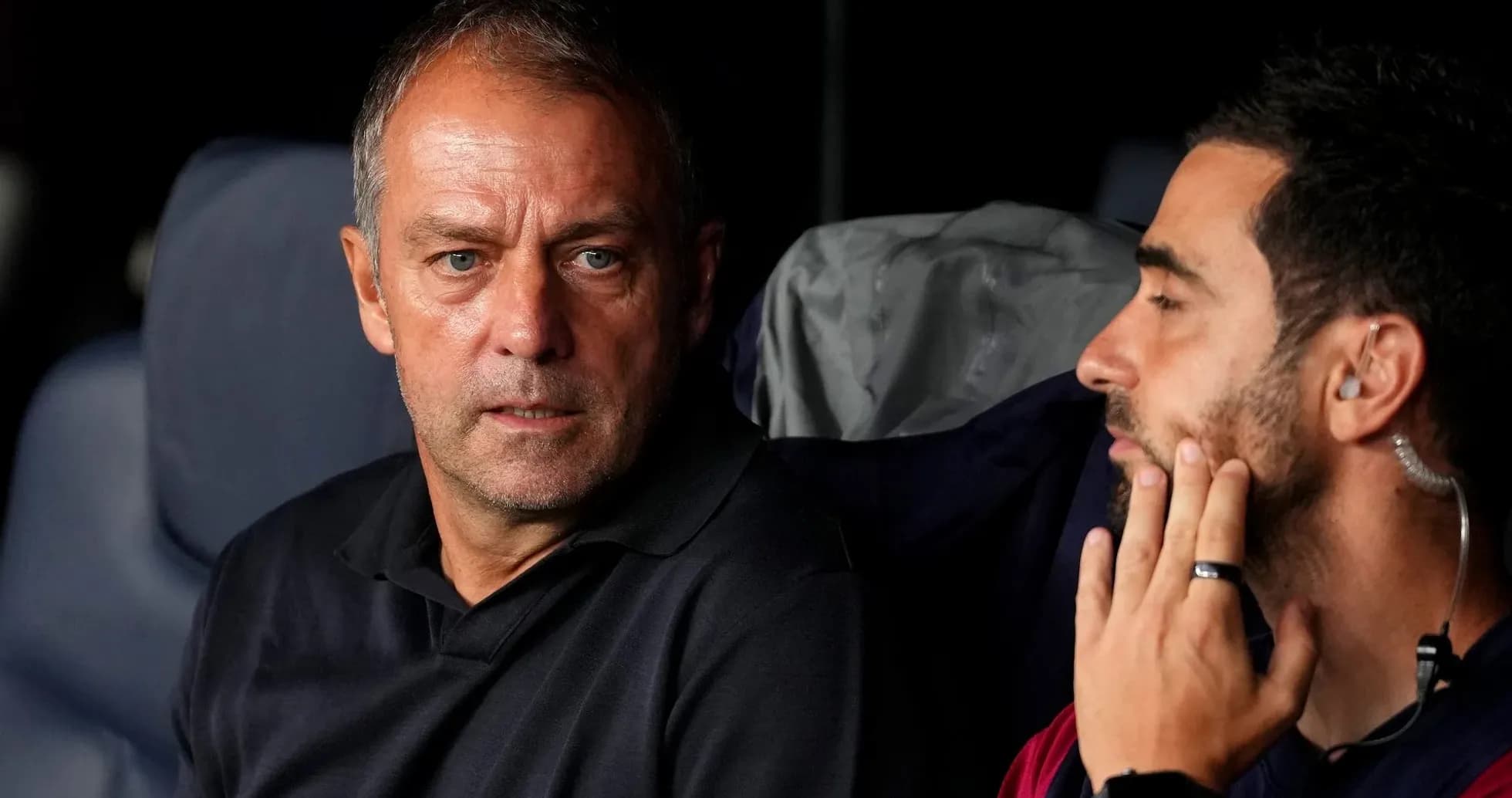 Entrenadores conversando en el banquillo