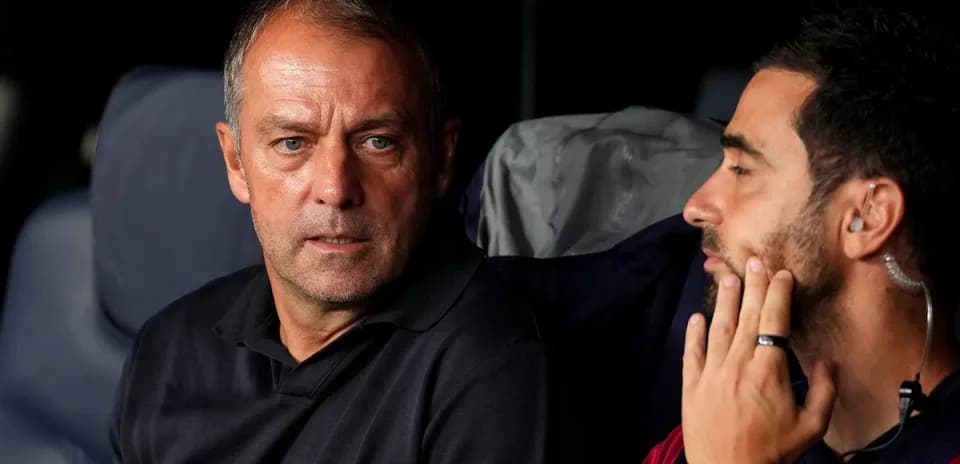 Entrenadores conversando en el banquillo
