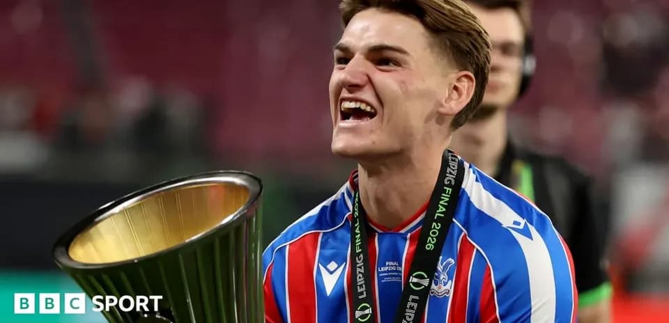 Jugador sosteniendo trofeo tras la final de Leipzig 2026