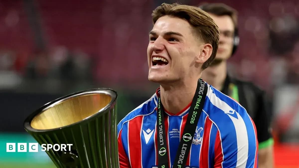 Jugador sosteniendo trofeo tras la final de Leipzig 2026