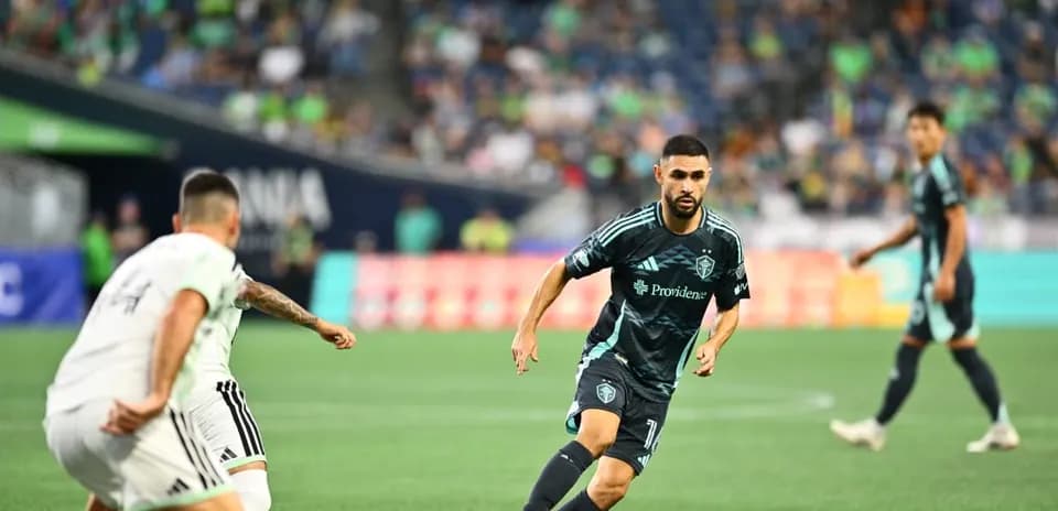 Jugador del Seattle Sounders avanzando con el balón