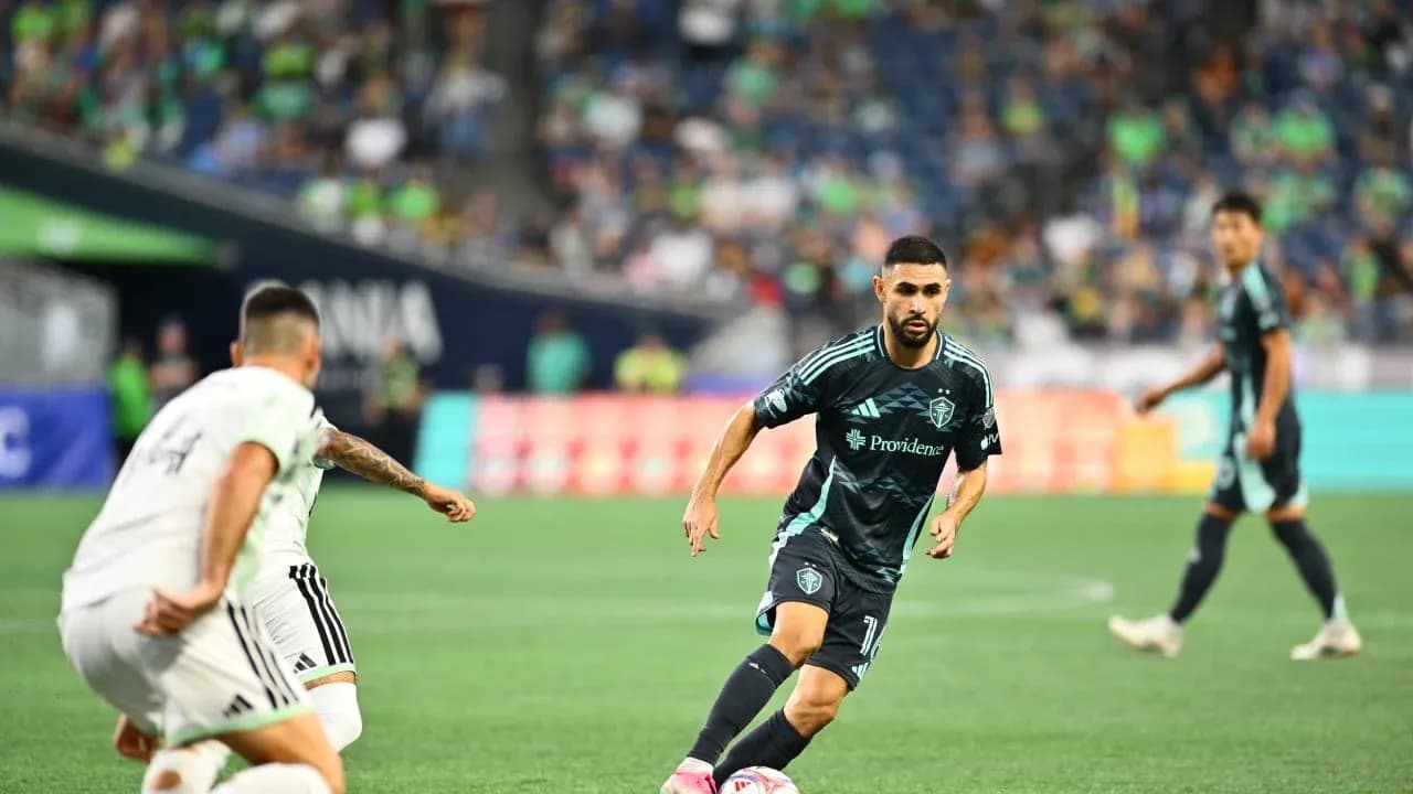 Jugador del Seattle Sounders avanzando con el balón