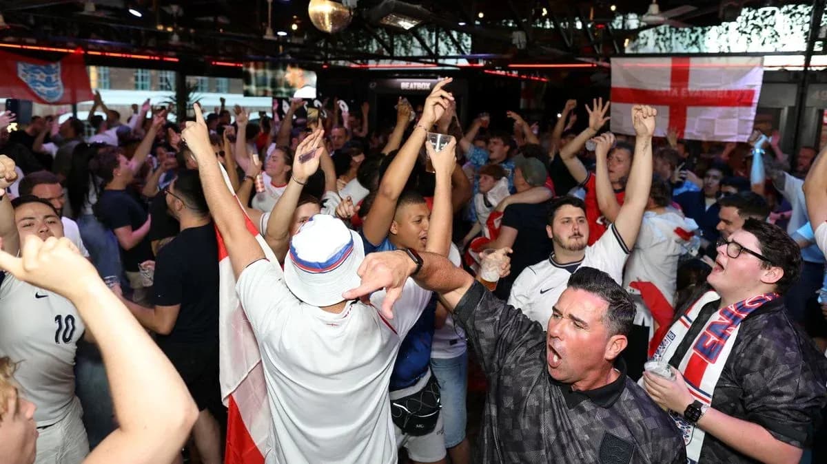 Aficionados animando en un bar durante partido