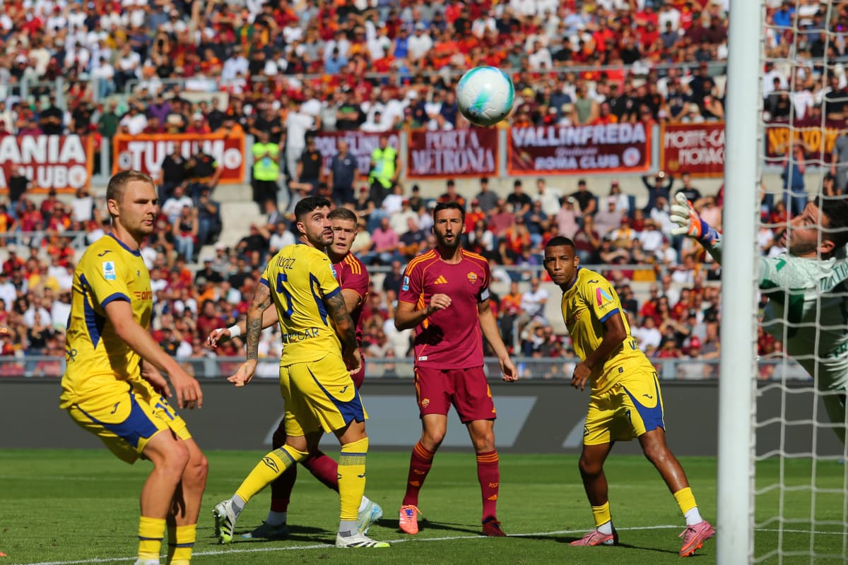 Jugadores de Hellas Verona y AS Roma en acción
