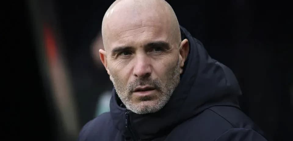 Entrenador observando desde el banquillo del partido