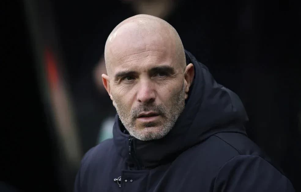 Entrenador observando desde el banquillo del partido
