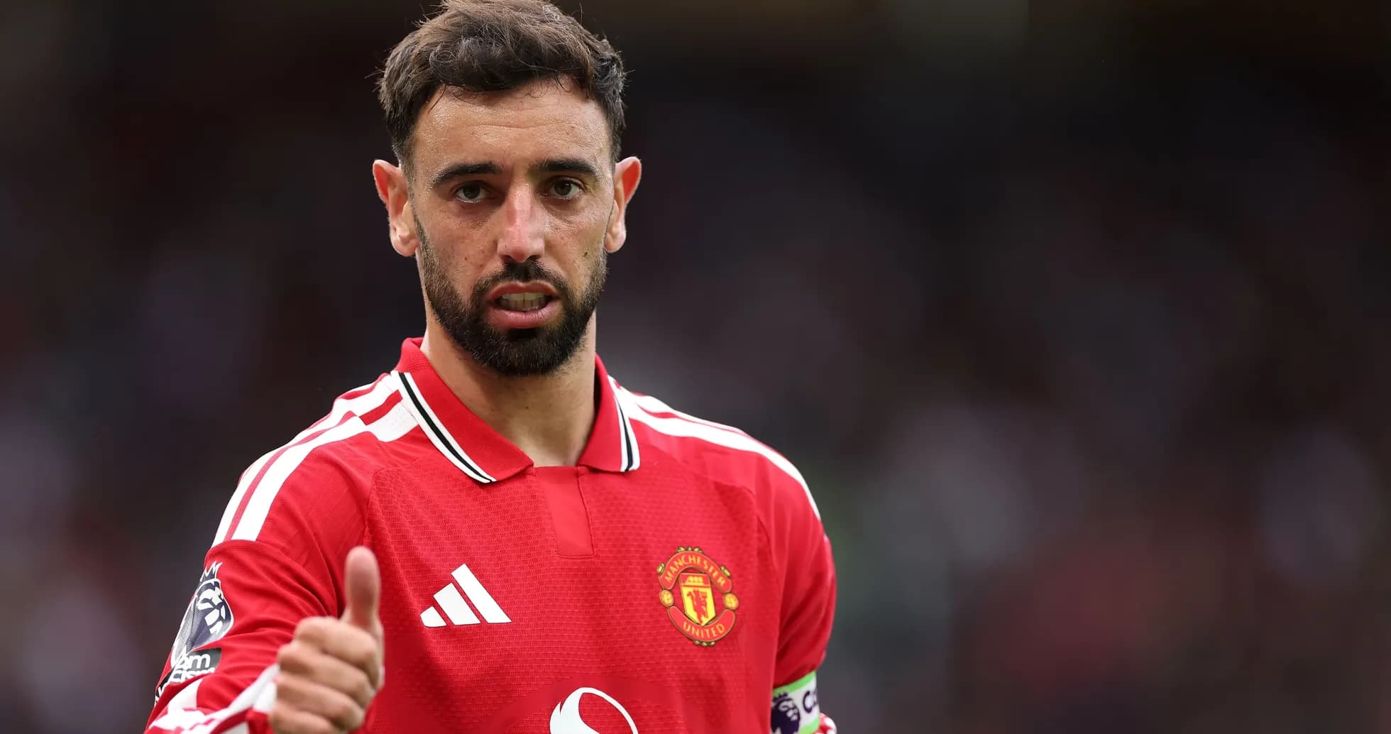 Bruno Fernandes haciendo un gesto con el pulgar hacia arriba