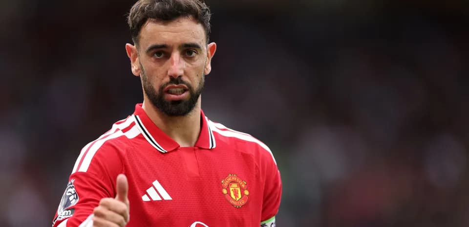 Bruno Fernandes haciendo un gesto con el pulgar hacia arriba