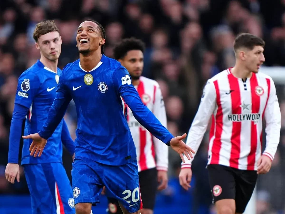 Jugador de Chelsea celebra un gol contra Brentford