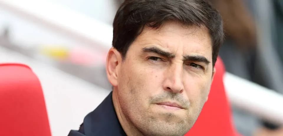 Entrenador observando el partido desde la banca