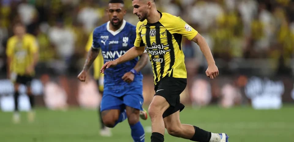 Jugador de Ittihad corriendo con el balón durante partido