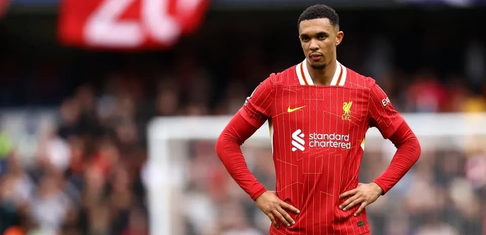 Jugador de Liverpool en el campo con camiseta roja