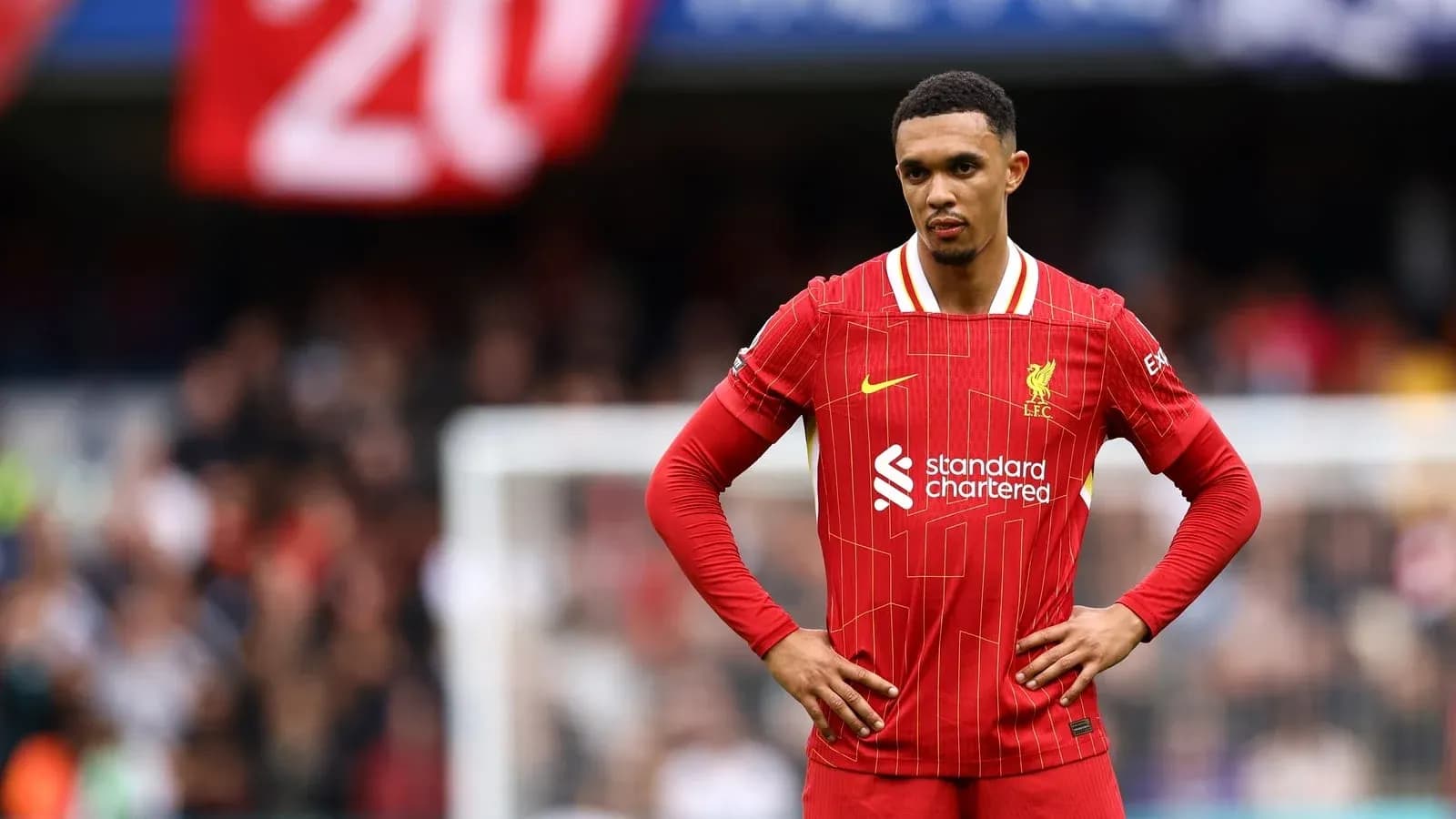 Jugador de Liverpool en el campo con camiseta roja