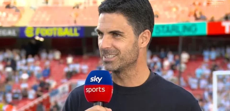 Entrenador hablando en entrevista de televisión