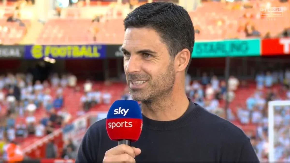 Entrenador hablando en entrevista de televisión
