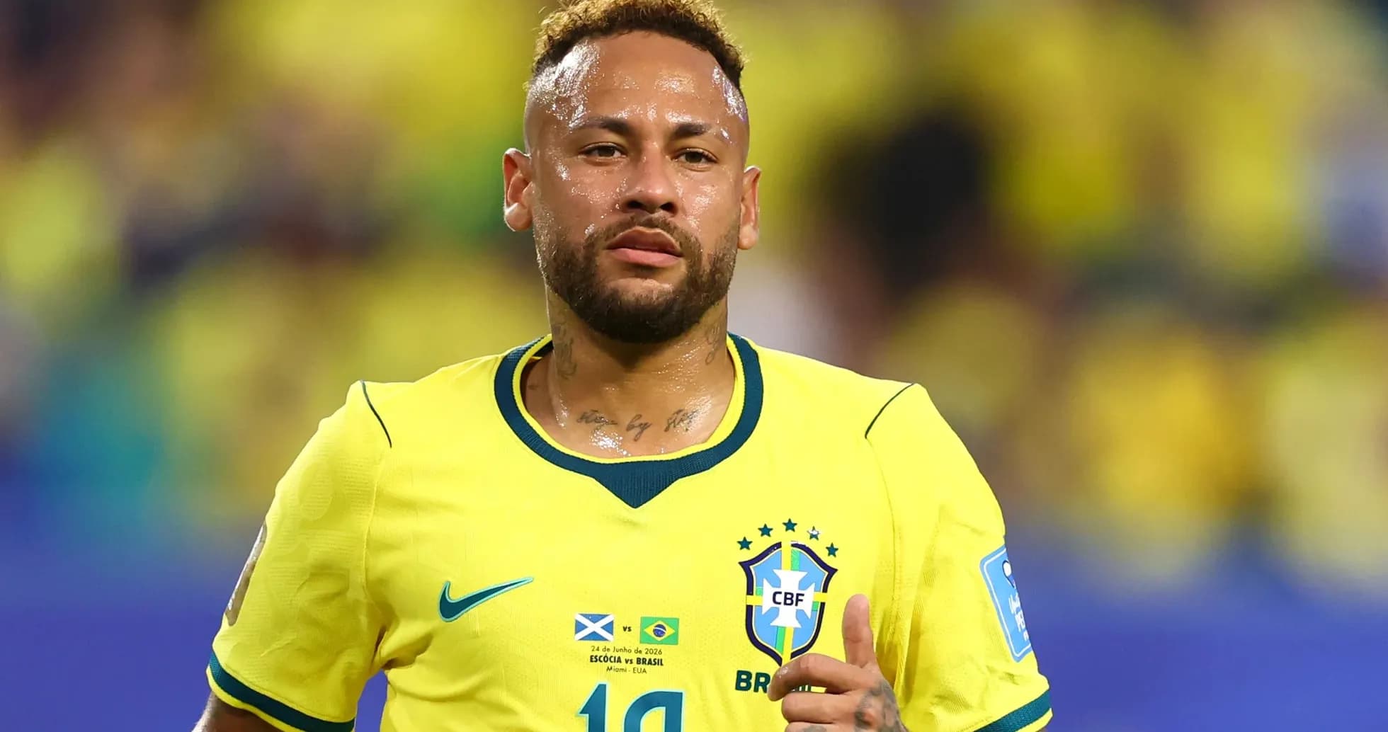 Neymar jugando con la camiseta de Brasil en el campo