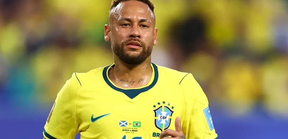 Neymar jugando con la camiseta de Brasil en el campo