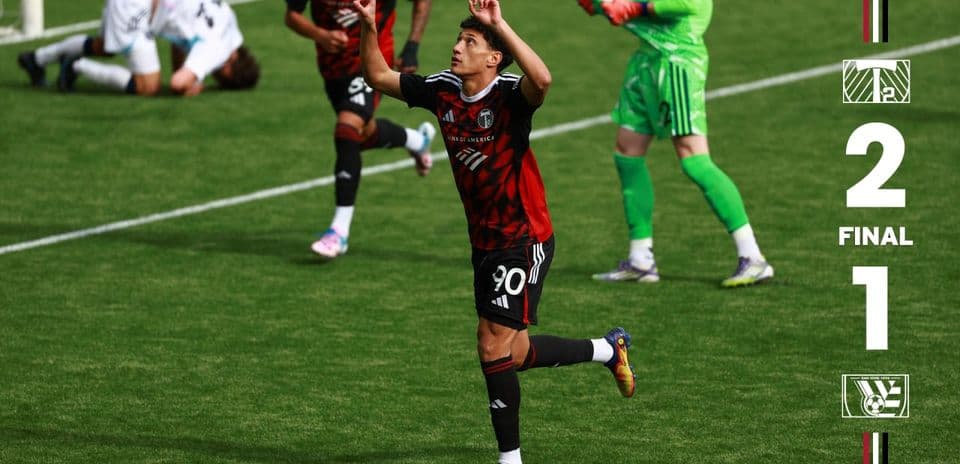 Jugador celebra un gol durante el partido