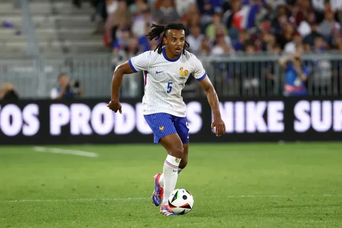 Jugador de Francia avanzando con el balón en el campo