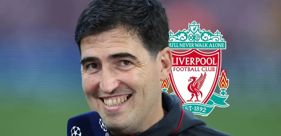 Entrevista a un comentarista con logo de Liverpool de fondo