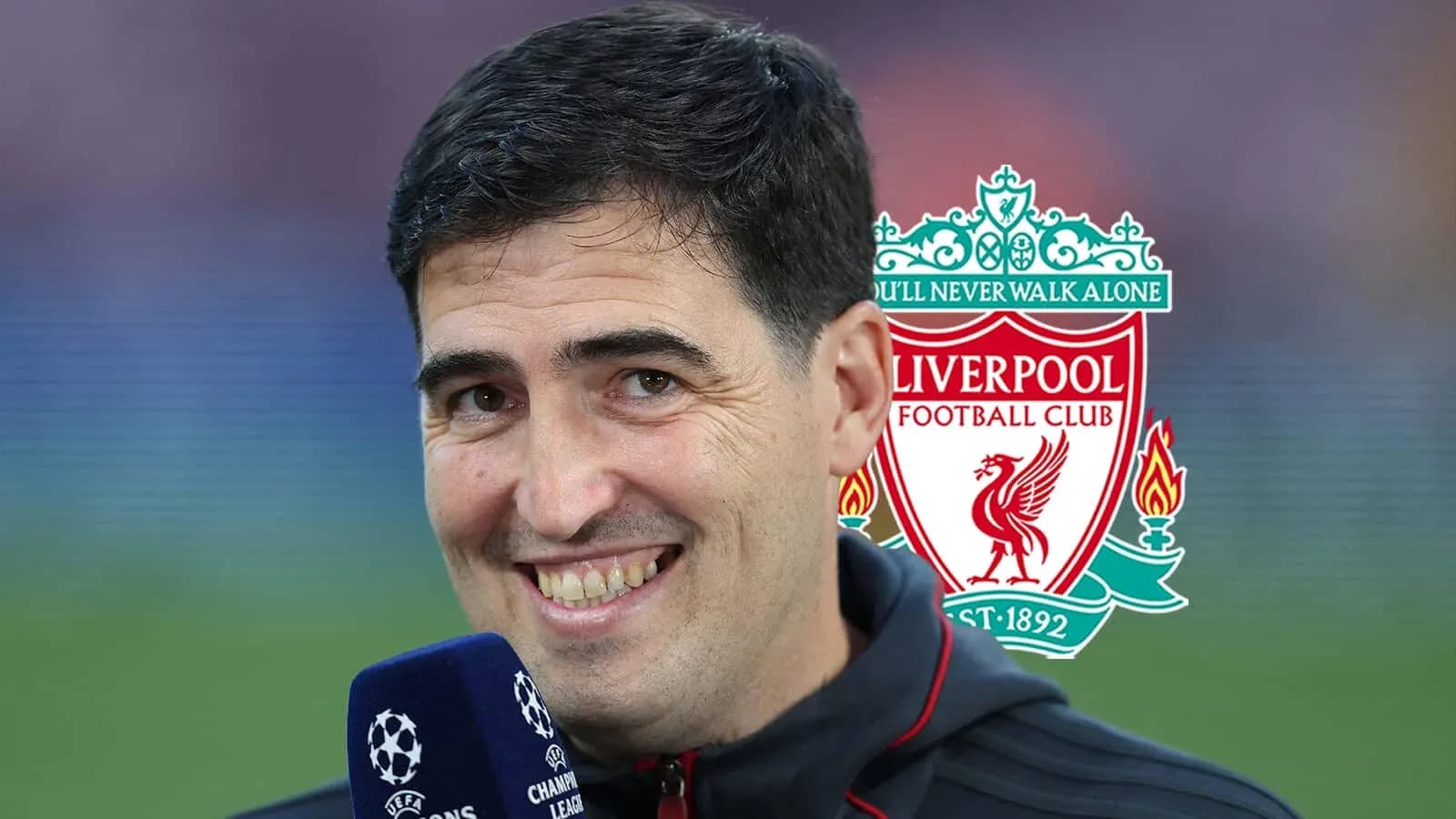 Entrevista a un comentarista con logo de Liverpool de fondo