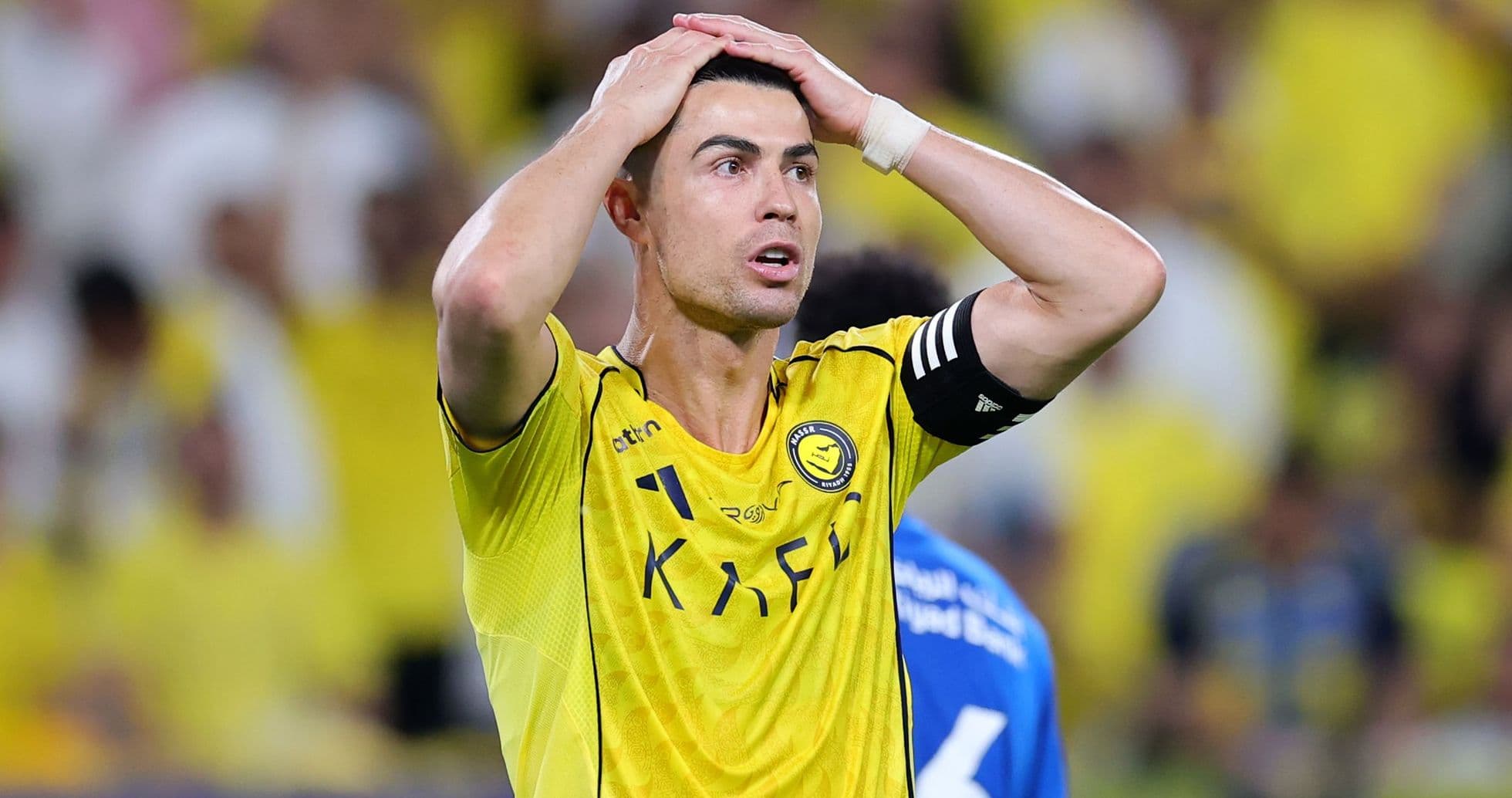 Jugador de Al Nassr con camiseta amarilla, preocupado