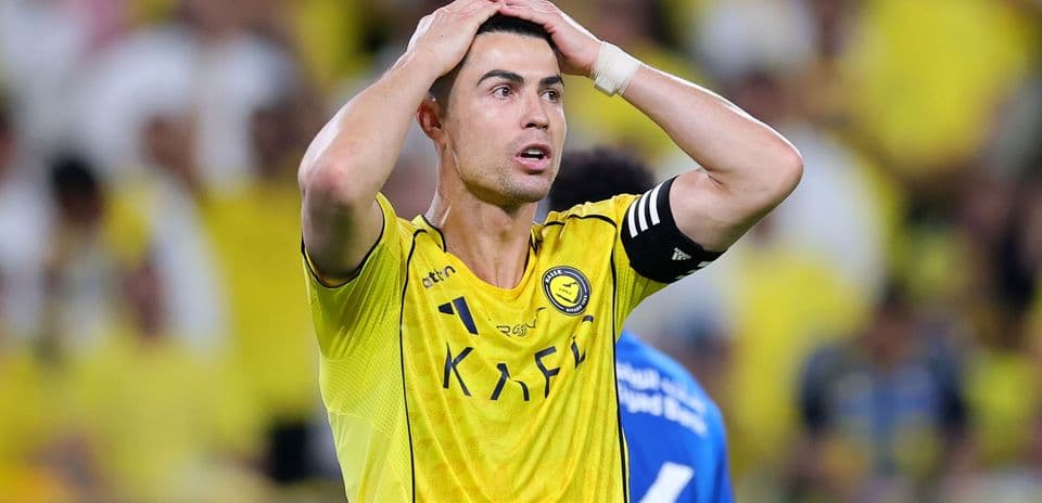 Jugador de Al Nassr con camiseta amarilla, preocupado
