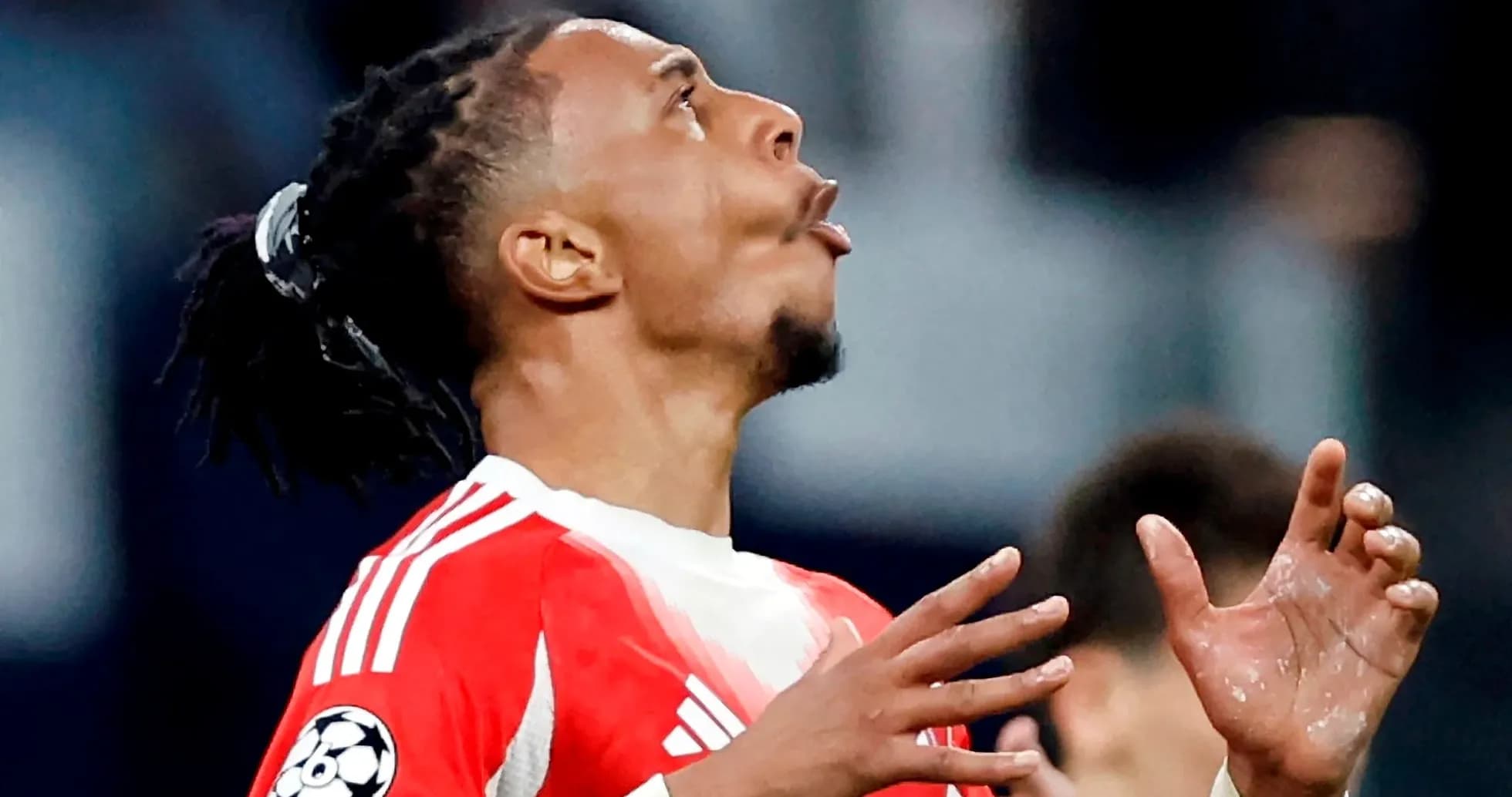 Jugador celebrando un momento durante el partido