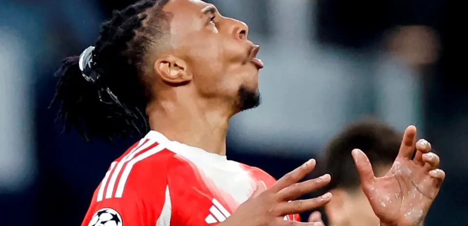 Jugador celebrando un momento durante el partido