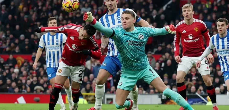 Jugador de Manchester United compitiendo por el balón