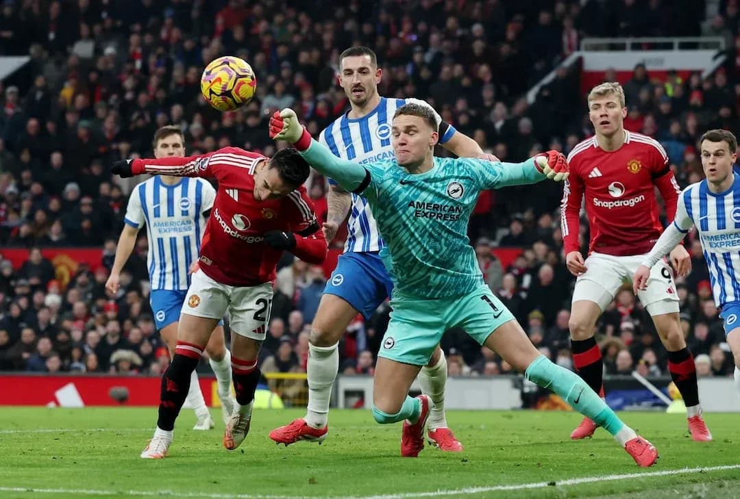 Jugador de Manchester United compitiendo por el balón