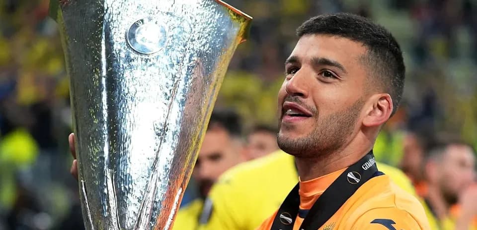 Jugador celebrando con trofeo de la Europa League