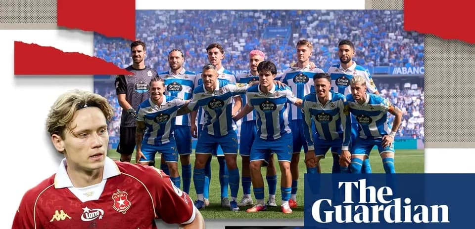 Equipo de fútbol posando en el estadio durante presentación