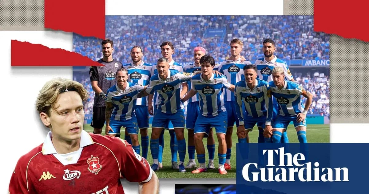Equipo de fútbol posando en el estadio durante presentación