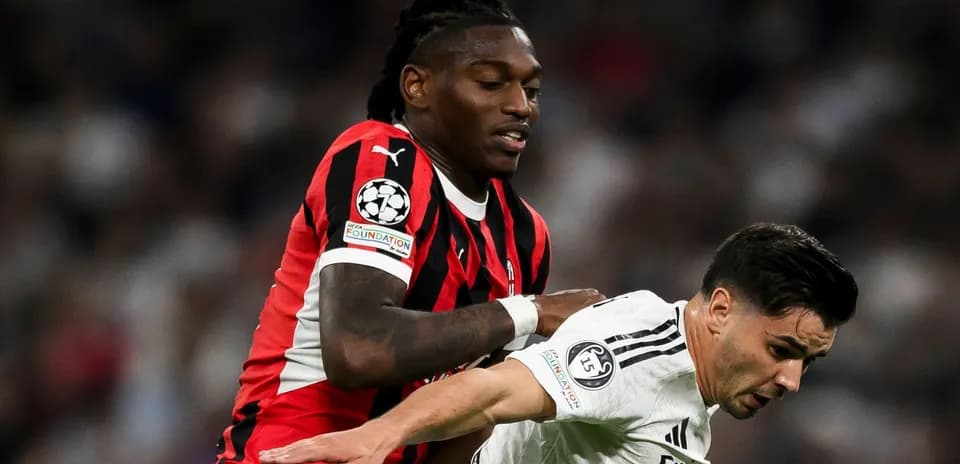Jugador de AC Milan empujando a rival de Real Madrid