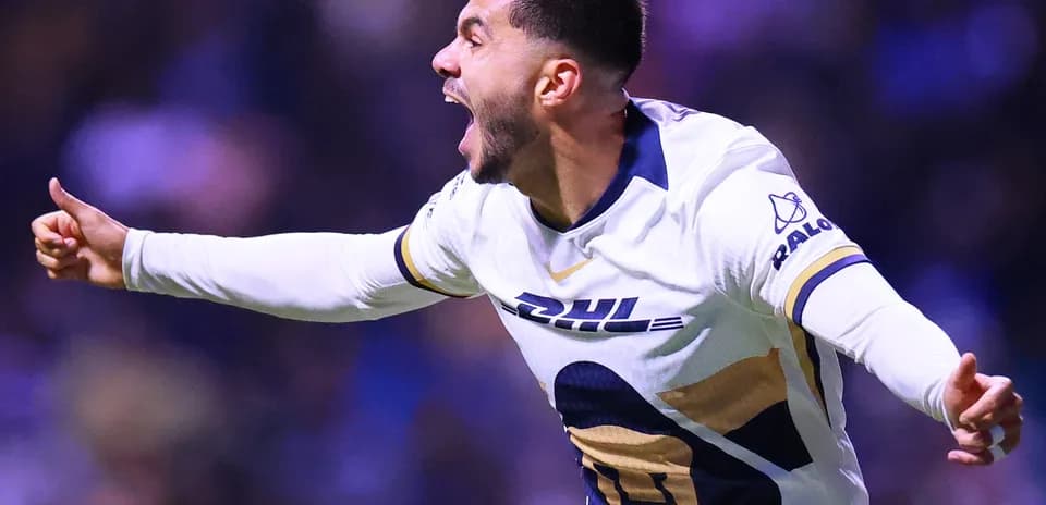 Jugador de Pumas celebrando un gol