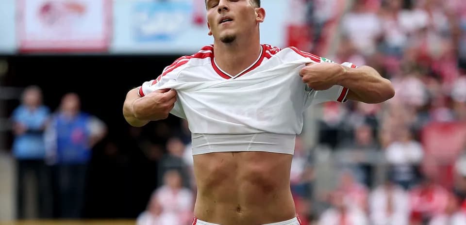 Jugador levantando la camiseta durante un partido