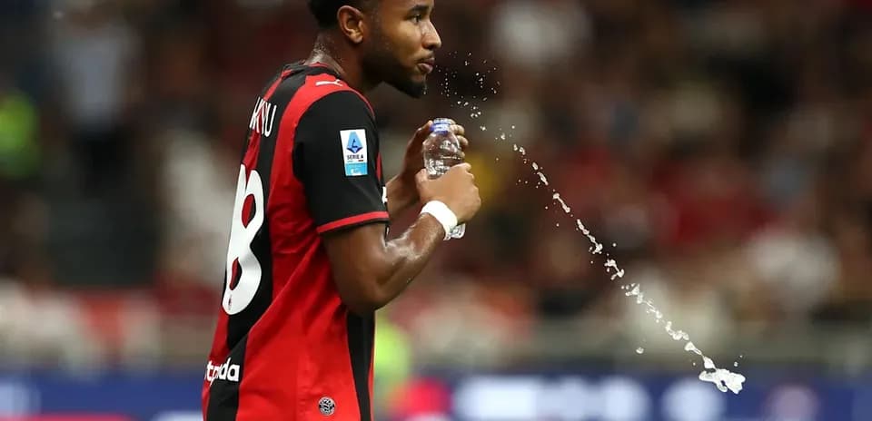 Jugador sosteniendo botella de agua durante el partido