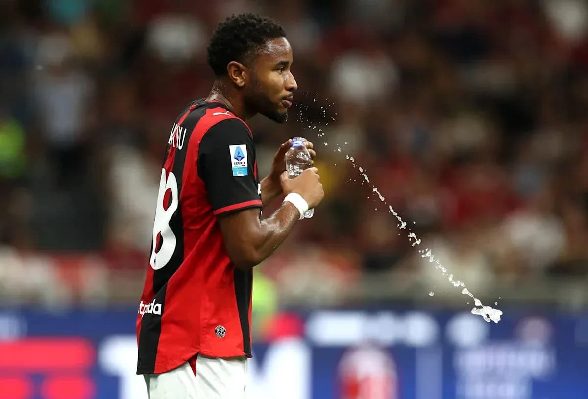 Jugador sosteniendo botella de agua durante el partido