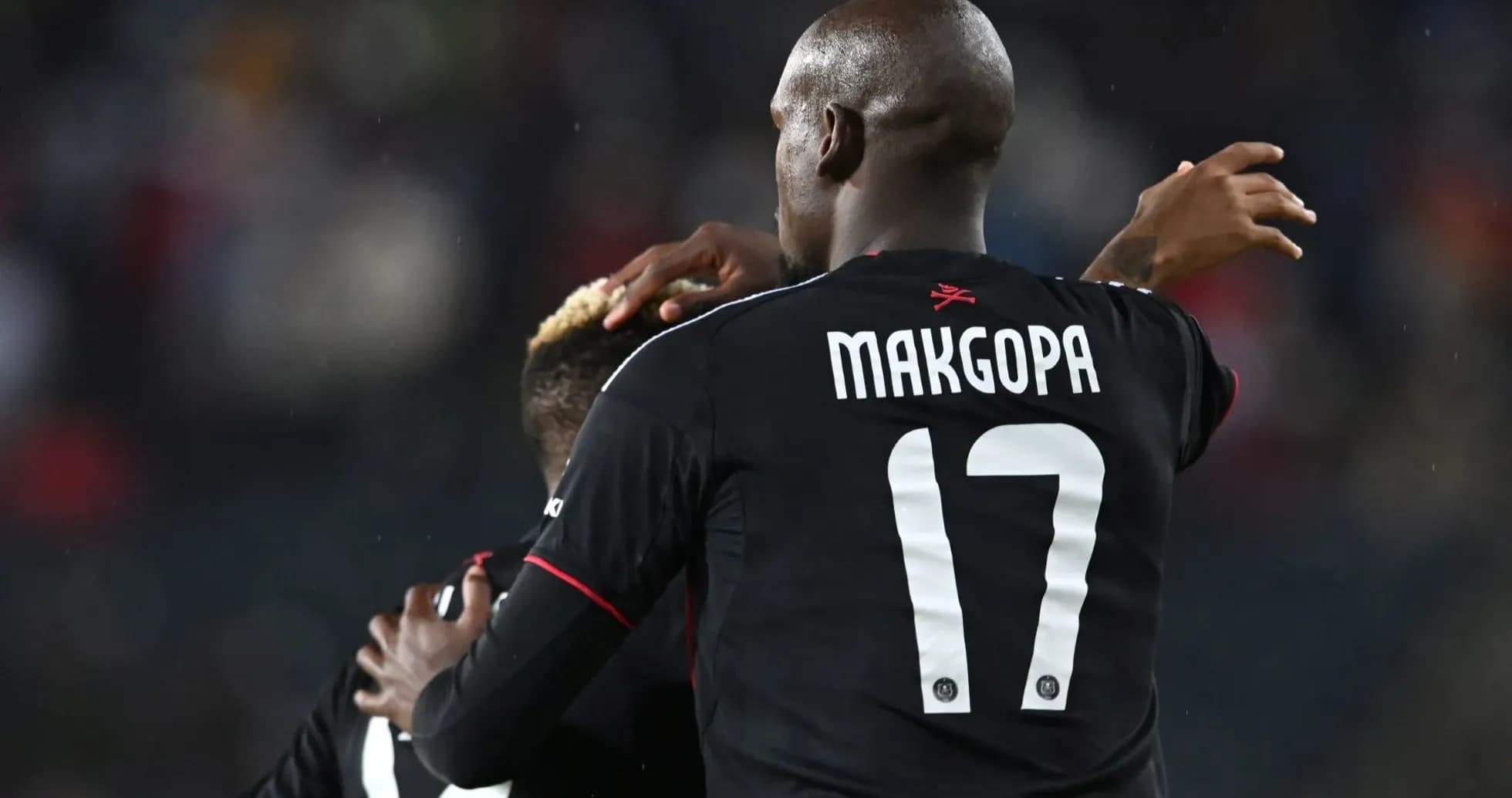 Jugadores abrazándose en celebración de gol