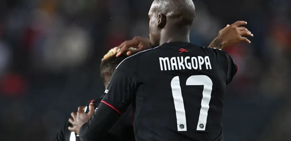 Jugadores abrazándose en celebración de gol